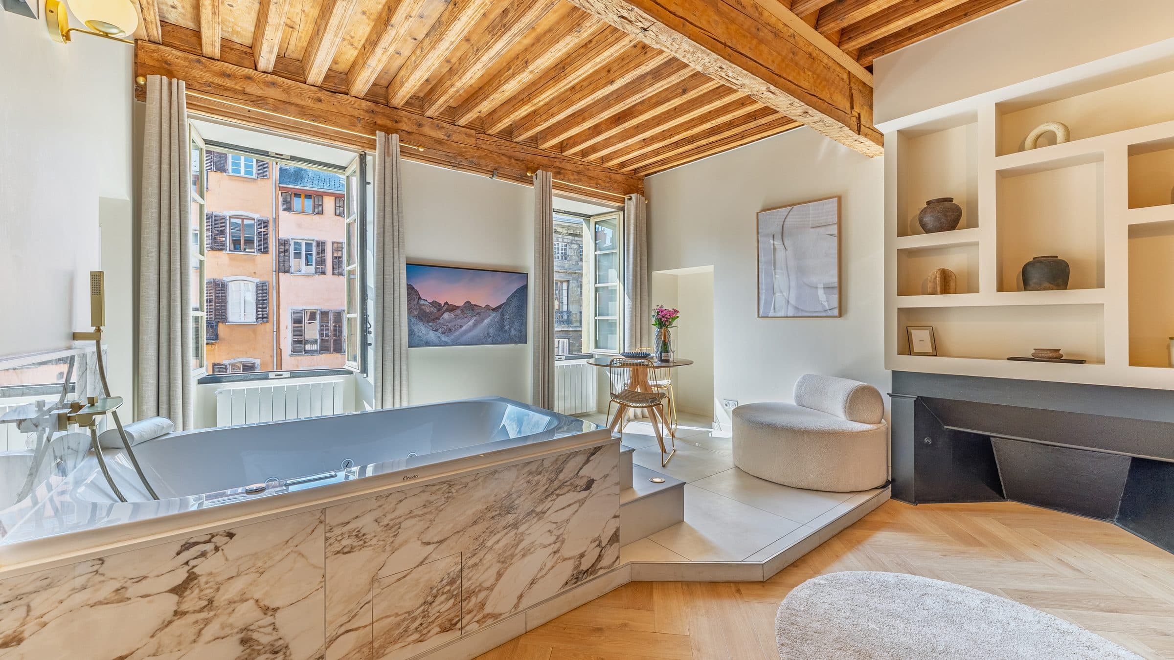 Balnéo privative sous poutres apparentes, Pure Haven à Chambéry