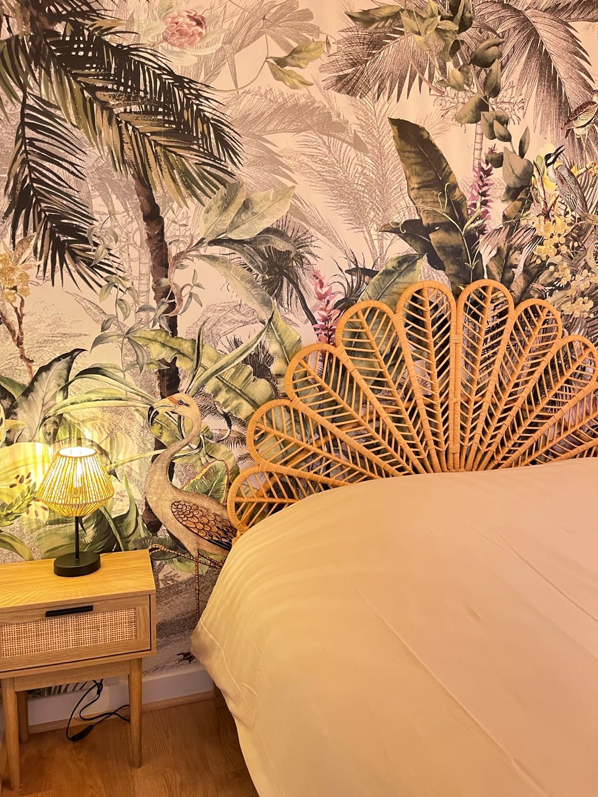 Chambre déco jungle avec tête de lit en rotin et papier peint tropical