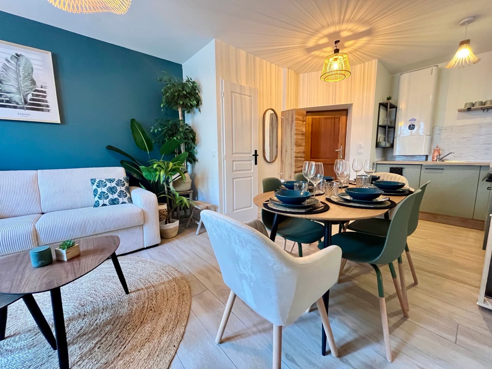 Salle à manger conviviale avec table dressée pour 6 et plantes vertes