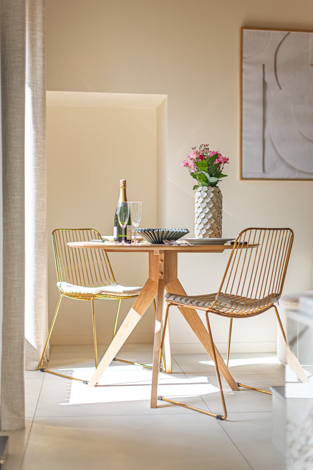 Table dressée avec chaises dorées et champagne, Pure Haven