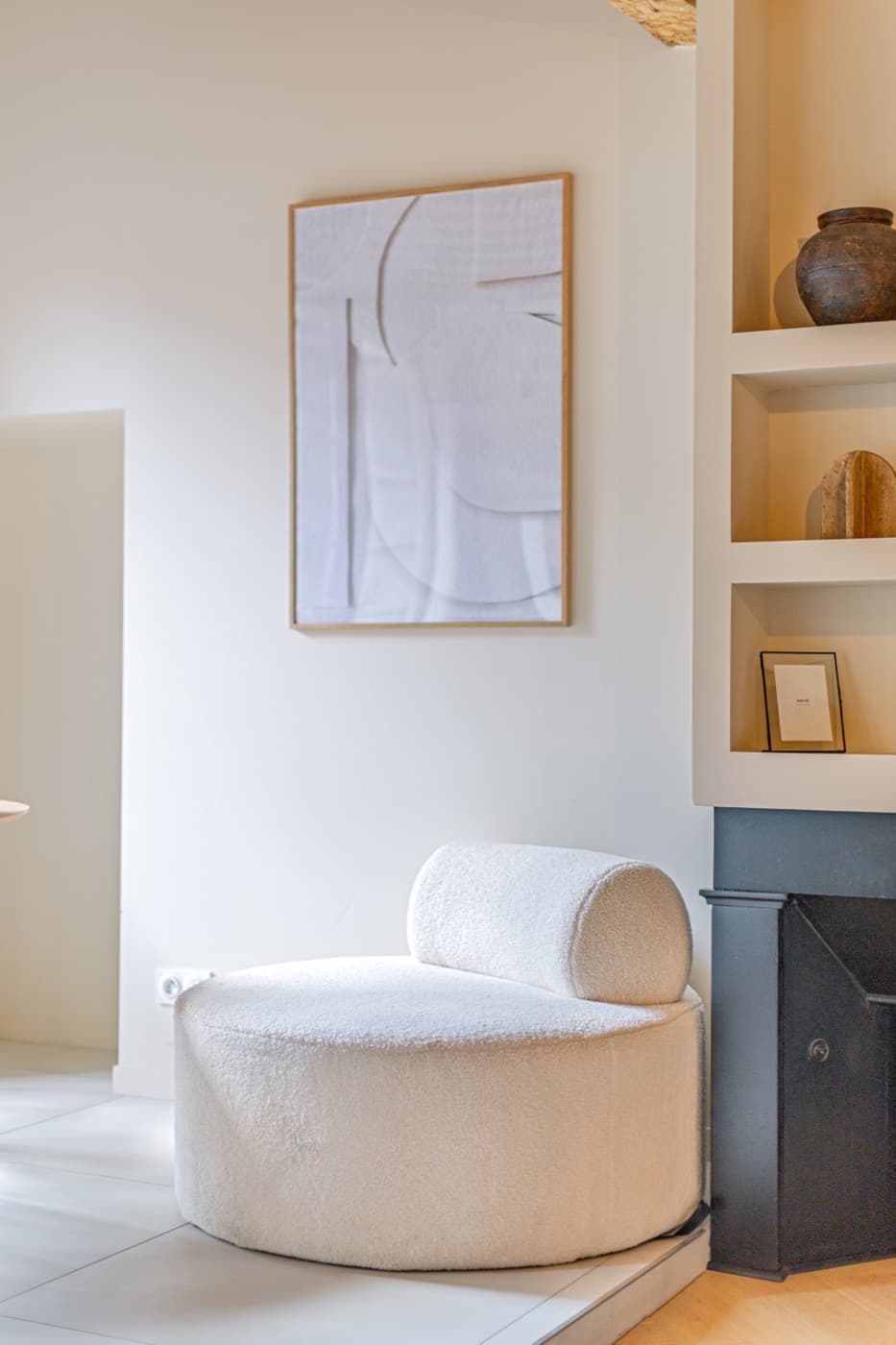 Salon avec fauteuil bouclé et cheminée, Pure Haven à Chambéry