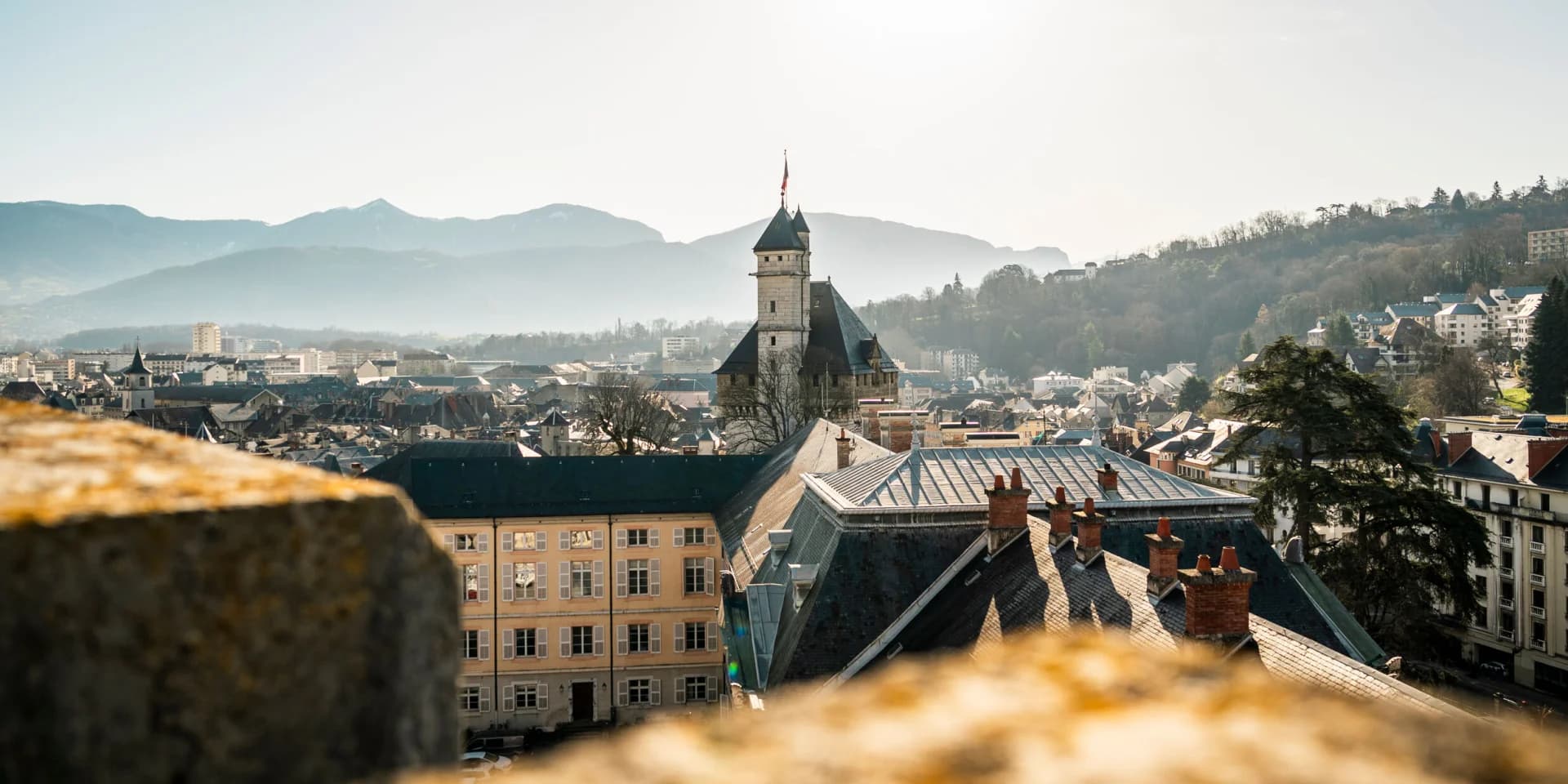 Vue des toits du vieux Chambéry depuis le château