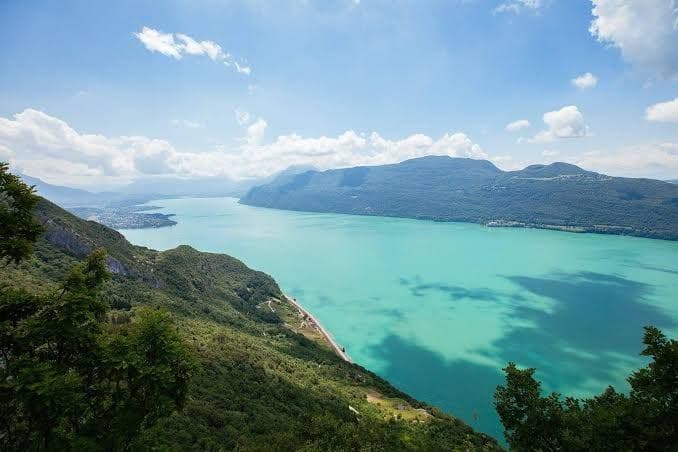 Le lac du Bourget vu depuis la rive, près d'Aix-les-Bains en Savoie