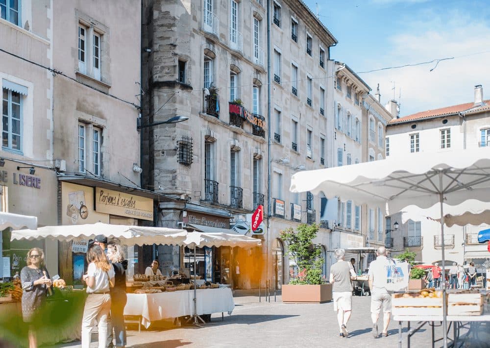 Table dressée dans un restaurant à Romans-sur-Isère