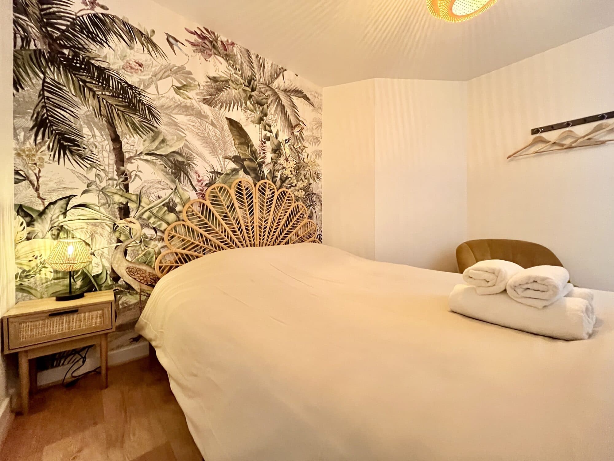 Chambre à la déco jungle avec tête de lit en rotin, Jungle Haven