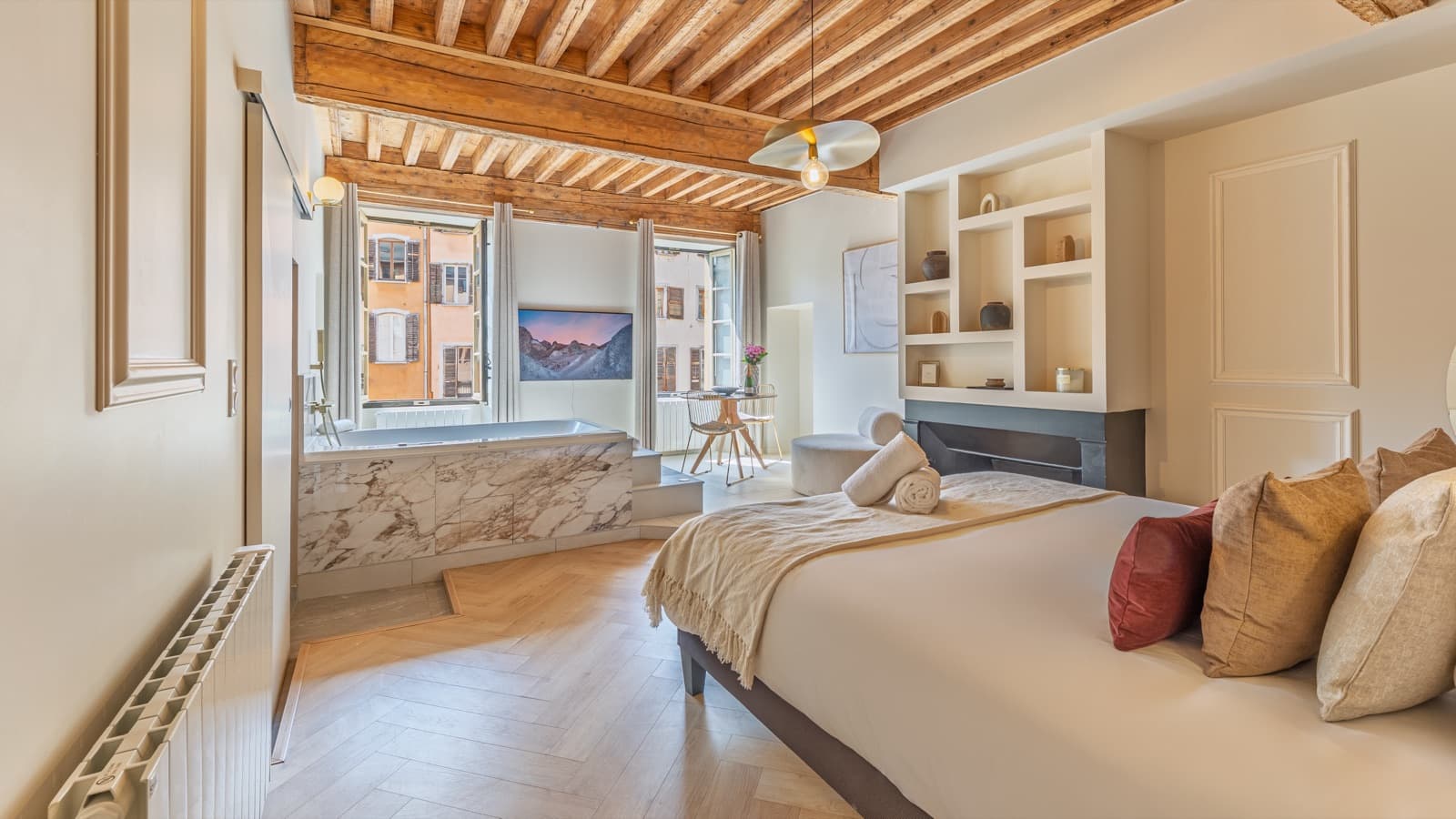 Suite Pure Haven avec balnéo privative et lit king-size, vieux Chambéry