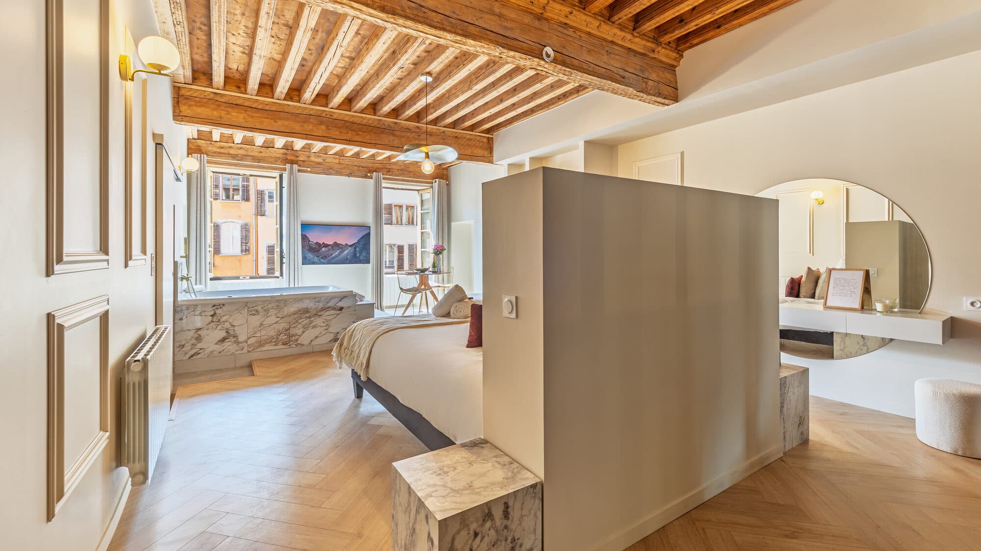 Chambre avec balnéo et vue sur le vieux Chambéry, place Saint-Léger