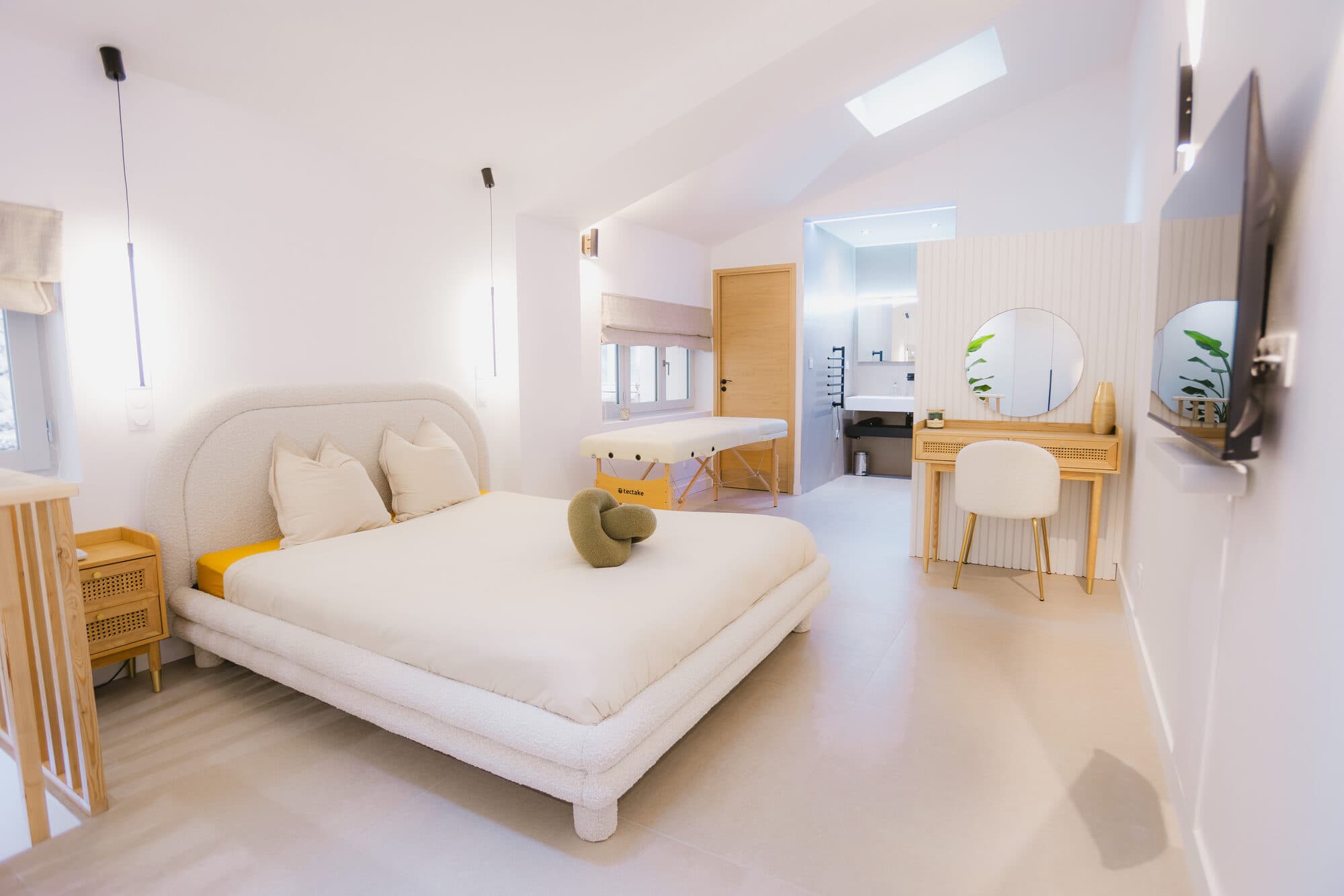 Chambre avec lit queen et table de massage professionnelle, Zen Haven