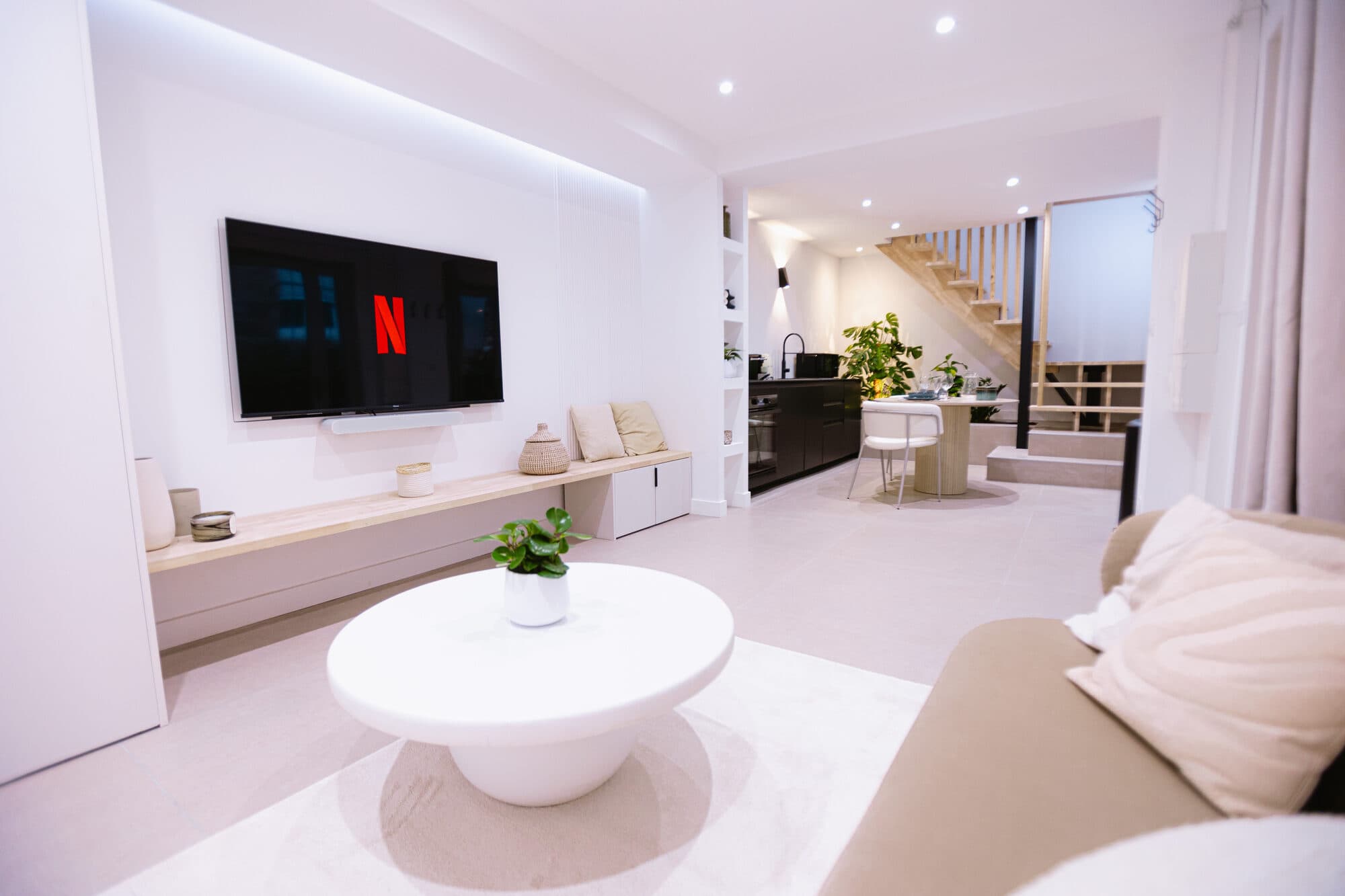 Salon avec TV et cuisine équipée ouverte, Zen Haven Romans