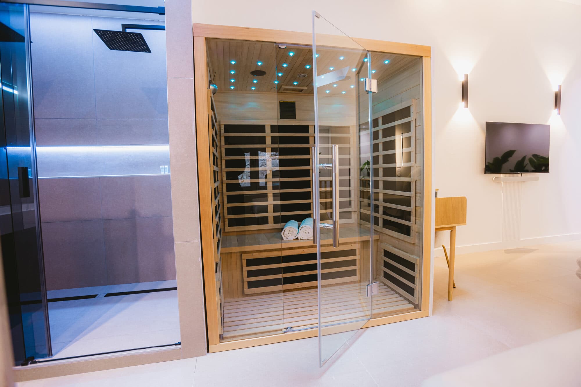 Sauna infrarouge privatif vitré à LED, espace bien-être de Zen Haven à Romans